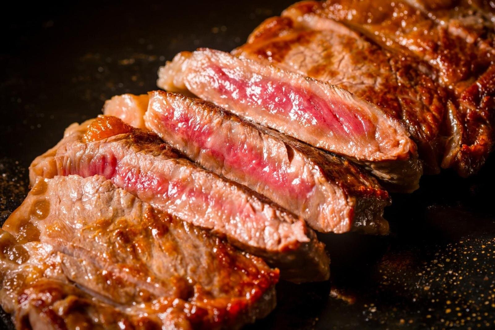 東京・日比谷公園「肉祭」熟成リブステーキや大判厚切り牛タン串など肉料理集結、キンキンのビールも