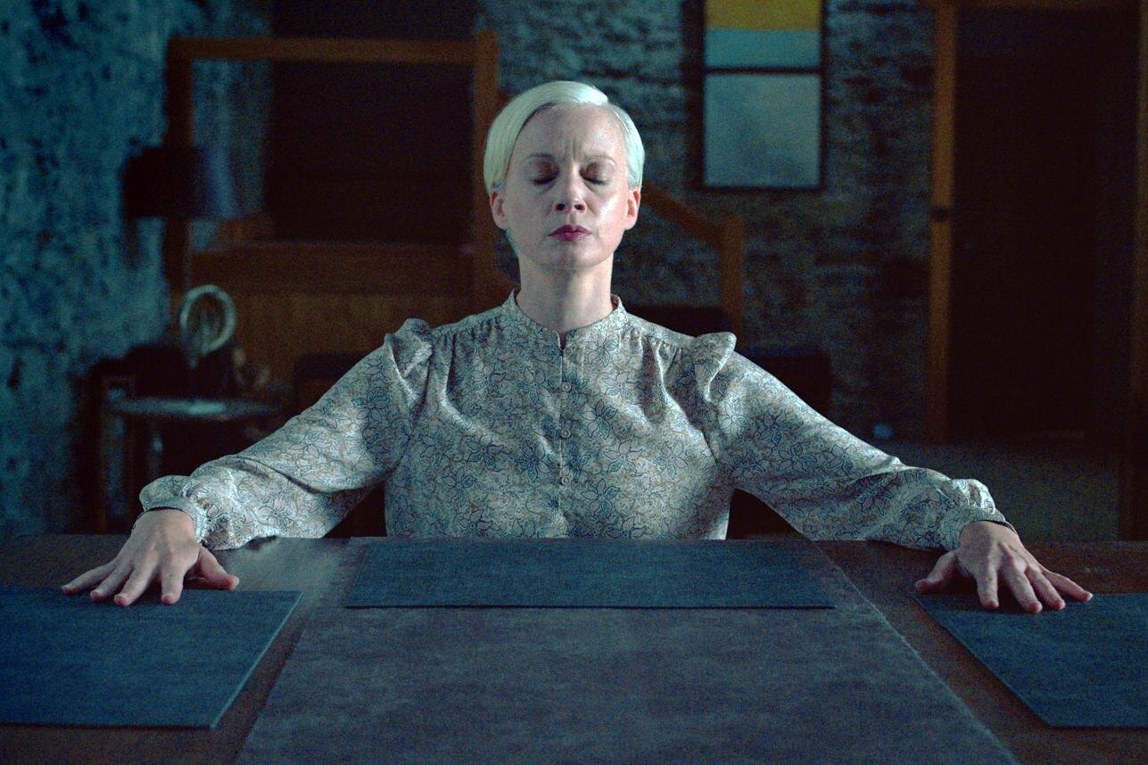 映画『視える』“妹の死”を辿る盲目霊媒師と呪いの人形、アイルランド発ゴシック・ホラー