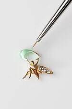 ヴァン クリーフ＆アーペルのジュエリーウォッチ、”ラズベリー＆ブルーベリー”に妖精が戯れる腕時計｜写真8