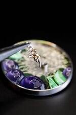 ヴァン クリーフ＆アーペルのジュエリーウォッチ、”ラズベリー＆ブルーベリー”に妖精が戯れる腕時計｜写真7