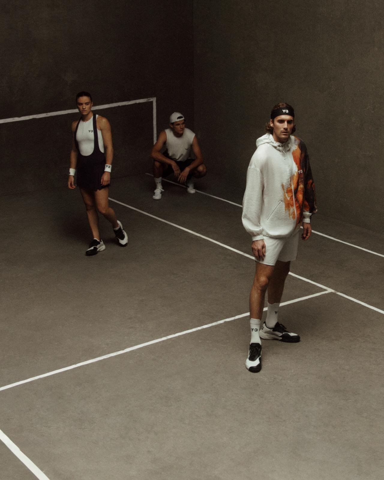 Y-3“毛筆スリーストライプス”のテニスシューズ、水墨画風グラフィックTシャツなどウェアも｜写真31