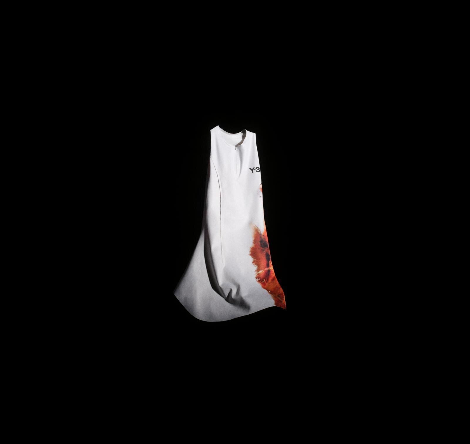 Y-3“毛筆スリーストライプス”のテニスシューズ、水墨画風グラフィックTシャツなどウェアも｜写真1