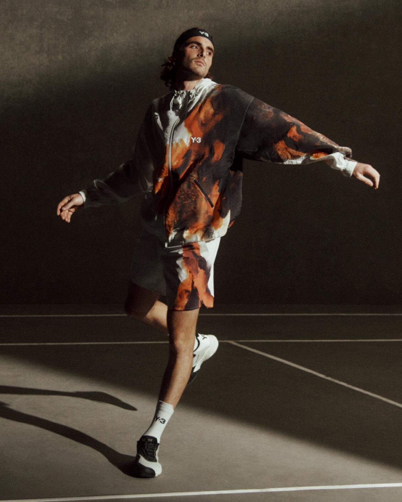 Y-3“毛筆スリーストライプス”のテニスシューズ、水墨画風グラフィックTシャツなどウェアも｜写真28