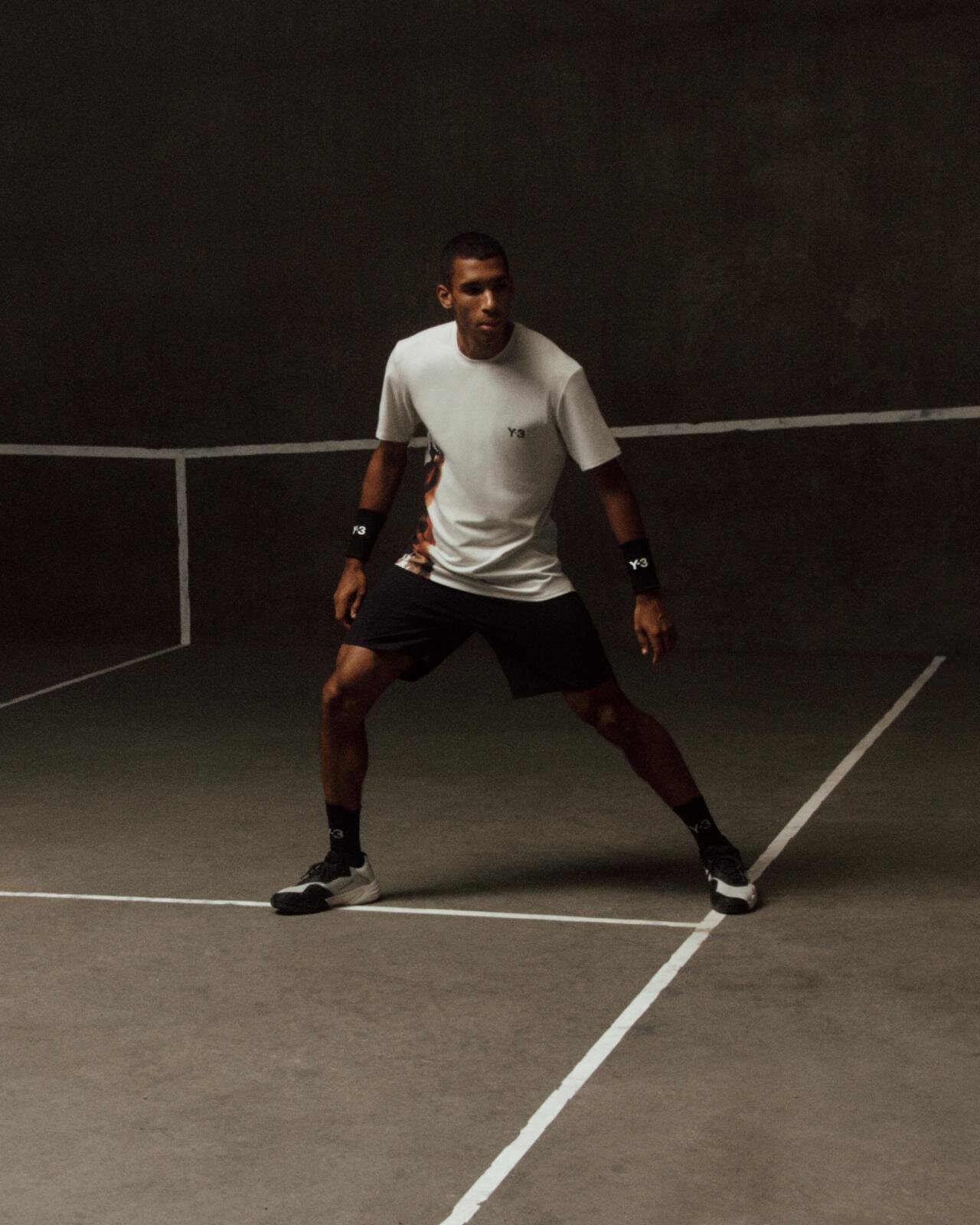 Y-3“毛筆スリーストライプス”のテニスシューズ、水墨画風グラフィックTシャツなどウェアも｜写真22