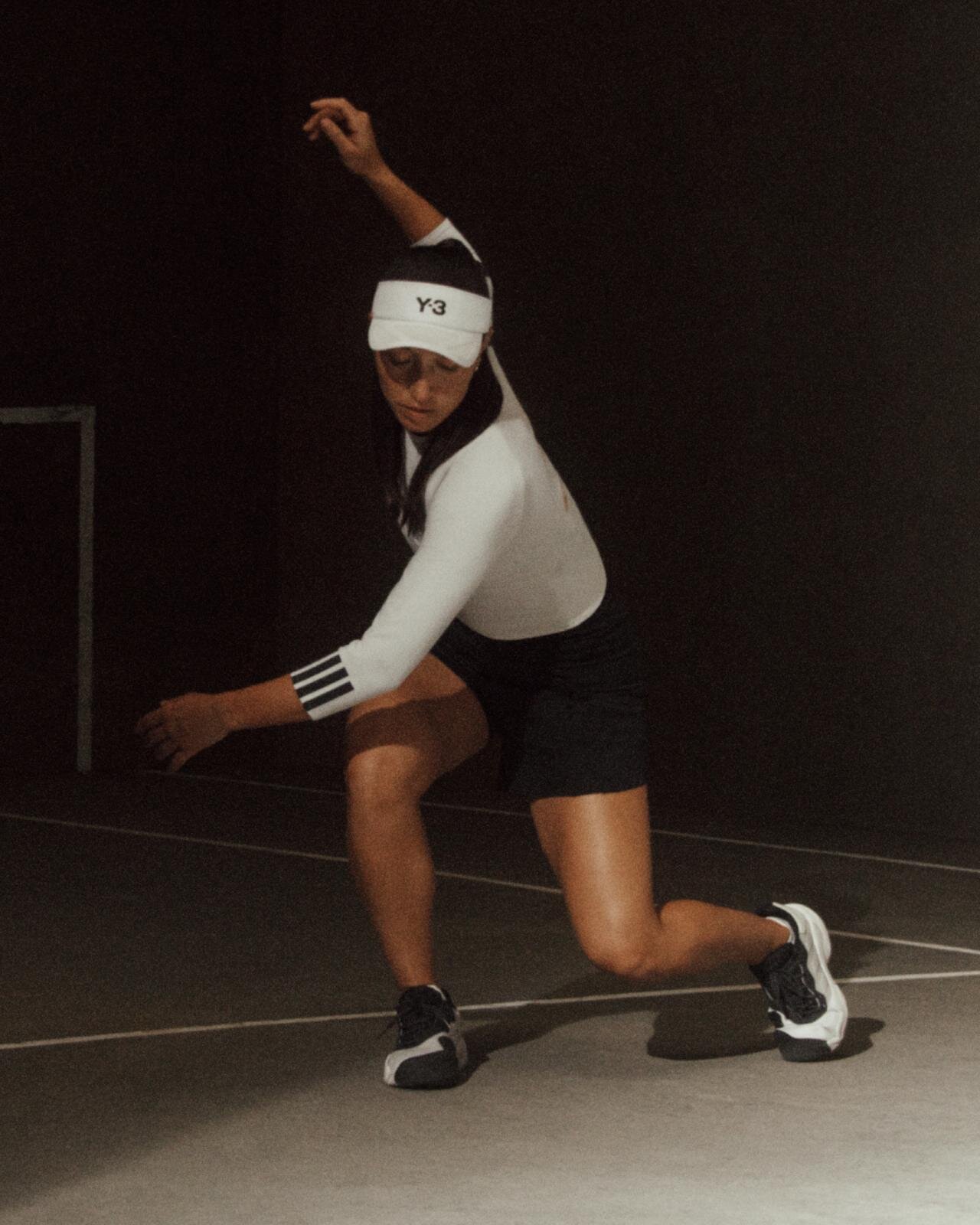 Y-3“毛筆スリーストライプス”のテニスシューズ、水墨画風グラフィックTシャツなどウェアも｜写真30