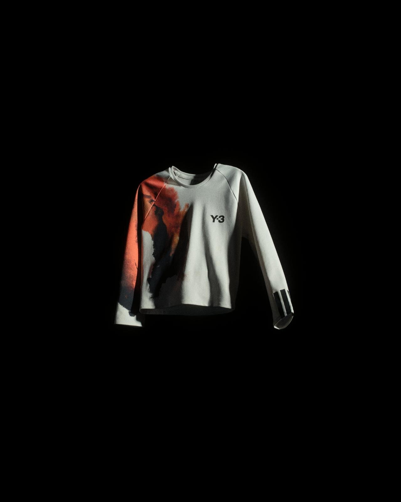 Y-3“毛筆スリーストライプス”のテニスシューズ、水墨画風グラフィックTシャツなどウェアも｜写真7