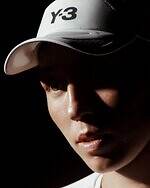 Y-3“毛筆スリーストライプス”のテニスシューズ、水墨画風グラフィックTシャツなどウェアも｜写真13