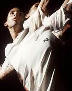 Y-3“毛筆スリーストライプス”のテニスシューズ、水墨画風グラフィックTシャツなどウェアも｜写真17