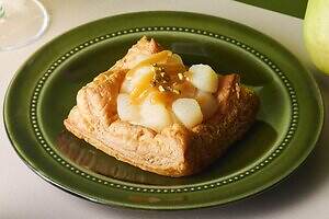 RINGO‟洋梨×キャラメル”の秋限定オープンパイ、バニラ風味のジューシー洋梨とカスタードを重ねて