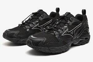 ミズノ×スライの黒スニーカー「ウエーブライダー 10」煌めくシルバーやメタルパーツを装飾