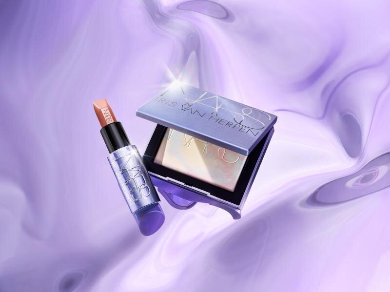 (左から)NARS エクスプリシット リップスティック 3.8g 限定1色 5,280円＜限定品＞、NARS ライトリフレクティング プリズマティックパウダー 10g 限定1色 6,380円＜限定品＞