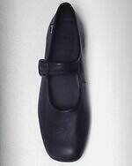 カンペール“バレエ着想”レースアップのフラットパンプス＆レザーシューズ｜写真27