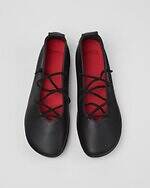 カンペール“バレエ着想”レースアップのフラットパンプス＆レザーシューズ｜写真4