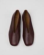 カンペール“バレエ着想”レースアップのフラットパンプス＆レザーシューズ｜写真19