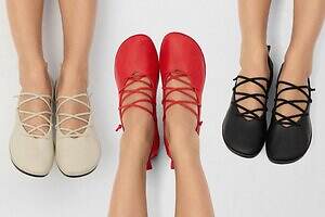 カンペール“バレエ着想”レースアップのフラットパンプス＆レザーシューズ