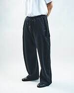 ネヴァーフォーゲット×ウィズムのワイドパンツ、ダイナミックにU字を描くシームポケット｜写真12