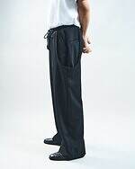 ネヴァーフォーゲット×ウィズムのワイドパンツ、ダイナミックにU字を描くシームポケット｜写真13