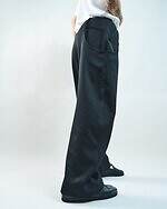 ネヴァーフォーゲット×ウィズムのワイドパンツ、ダイナミックにU字を描くシームポケット｜写真16