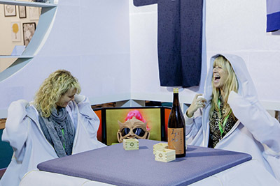 着用出来るネオこたつ「kotatsu parka」発売 - ハトラがデザイン