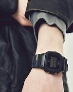 コンバース トウキョウ×G-SHOCK”ペイズリー総柄”バンドのデジタル腕時計、画面に星マーク｜写真1