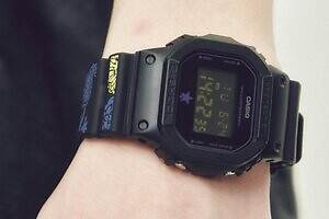 コンバース トウキョウ×G-SHOCK”ペイズリー総柄”バンドのデジタル腕時計、画面に星マーク