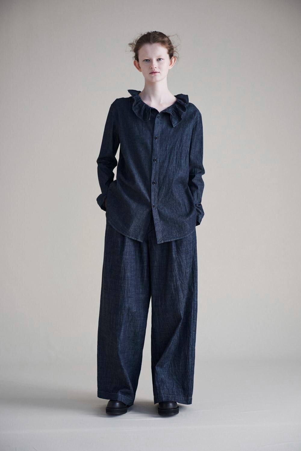 ブラウス 63,800円、パンツ 55,000円