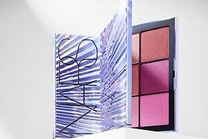 NARS25年クリスマスコスメ第2弾、ホログラム煌めく近未来パケの"儚げ”アイパレ＆6色チーク