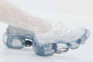 グラウンズ“ぷっくりソール”の厚底スニーカー「ムーピー」ラメ糸きらめくザ トウキョウ限定シューズ