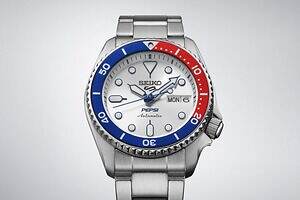 セイコー 5スポーツ“ペプシ缶”風パッケージ入り腕時計、青×赤ベゼルやロゴ入りダイヤル