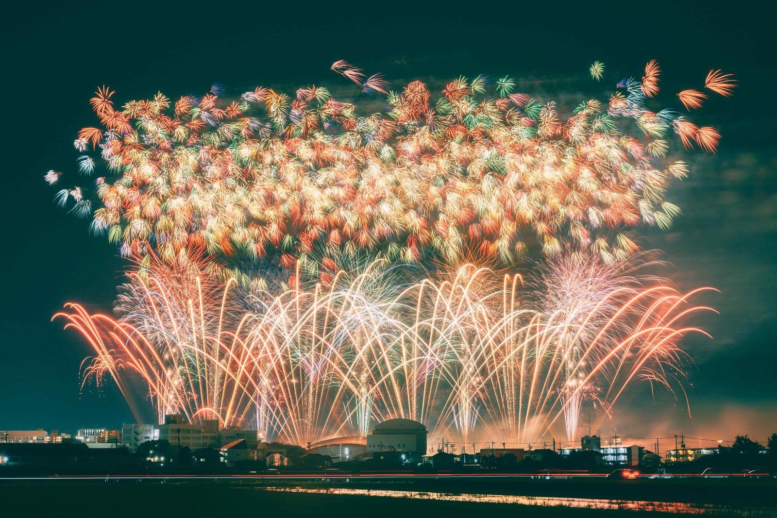 栃木・花火大会「小山の花火 2025」観晃橋下流思川河畔で約2万発を打ち上げ｜写真1