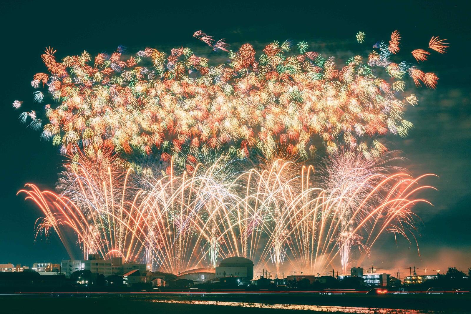栃木・花火大会「小山の花火 2025」観晃橋下流思川河畔で約2万発を打ち上げ