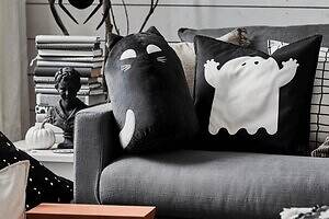 イケアのハロウィングッズ、”オバケ”クッションカバー＆黒猫キャンドル