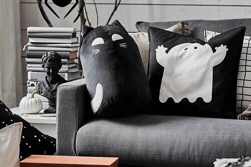 イケアのハロウィングッズ、”オバケ”クッションカバー＆黒猫キャンドル