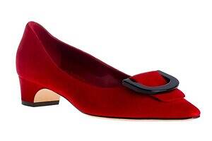 マノロ ブラニク”U字型ブラックリング”のパンプス、深みカラーのスエードアッパー