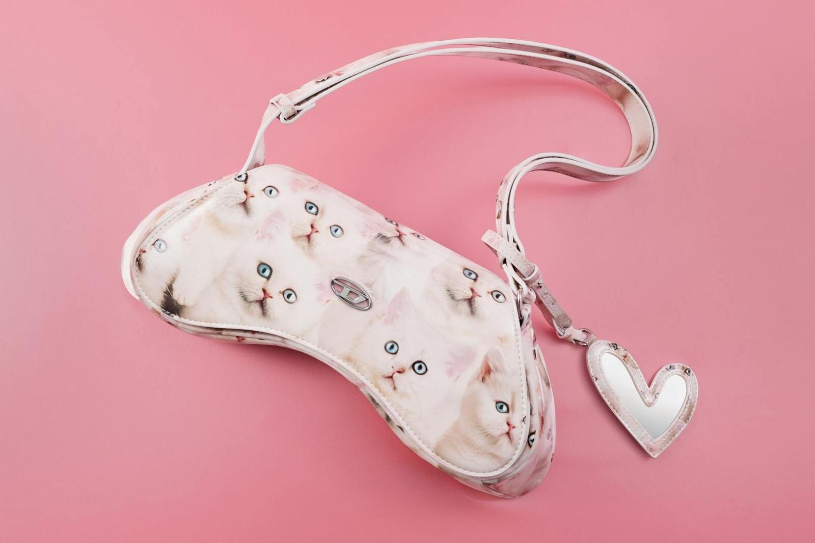 ディーゼル‟白猫”プリントのゲームコントローラー型ショルダーバッグ「プレイ」＆ミニ財布