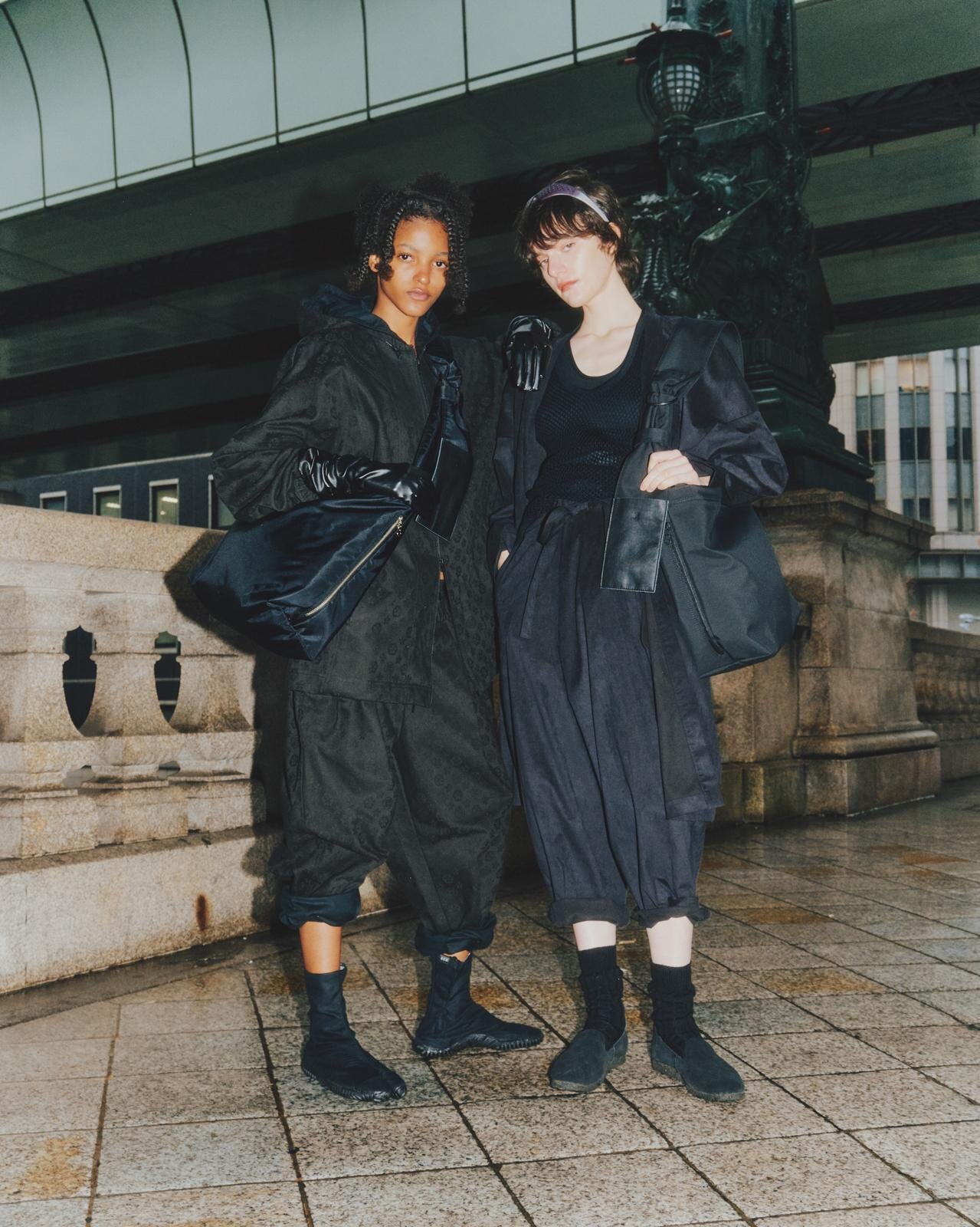 ヨロズ 2025-26年秋冬｜ ポンチョ