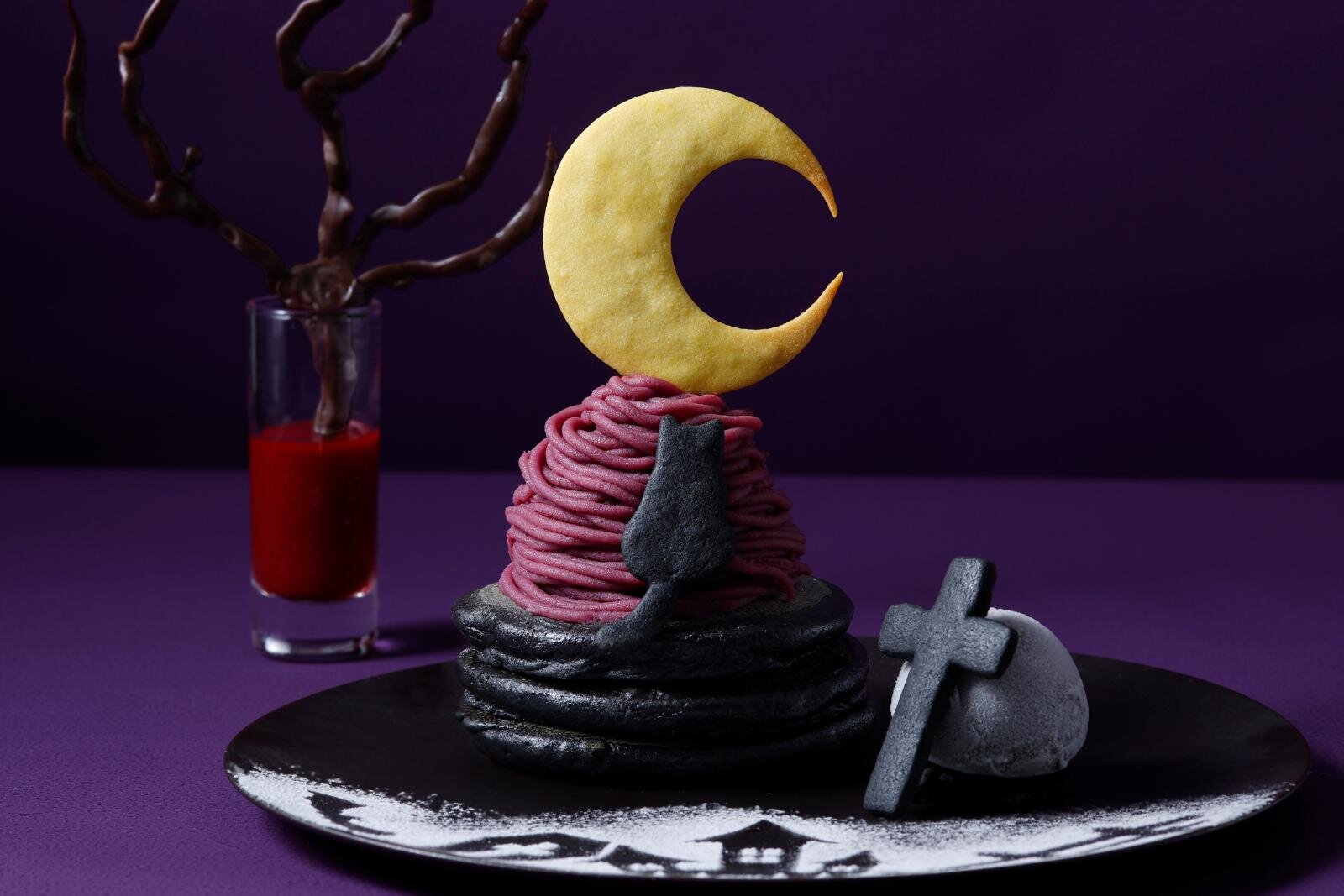 紫芋｜ザ ストリングス 表参道"三日月"飾った漆黒のハロウィンパンケーキ