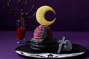 ザ ストリングス 表参道"三日月"飾った漆黒のハロウィンパンケーキ