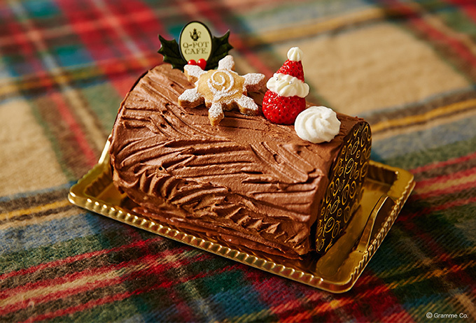 Q-pot CAFE.から、イチゴサンタが乗ったクリスマスケーキ「ブッシュ・ド・ノエル」登場 | 写真