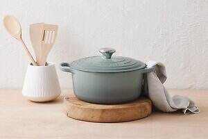 ル・クルーゼの鍋シリーズ、はちみつ色「ネクター」&海塩ブルー「シーソルト」が仲間入り