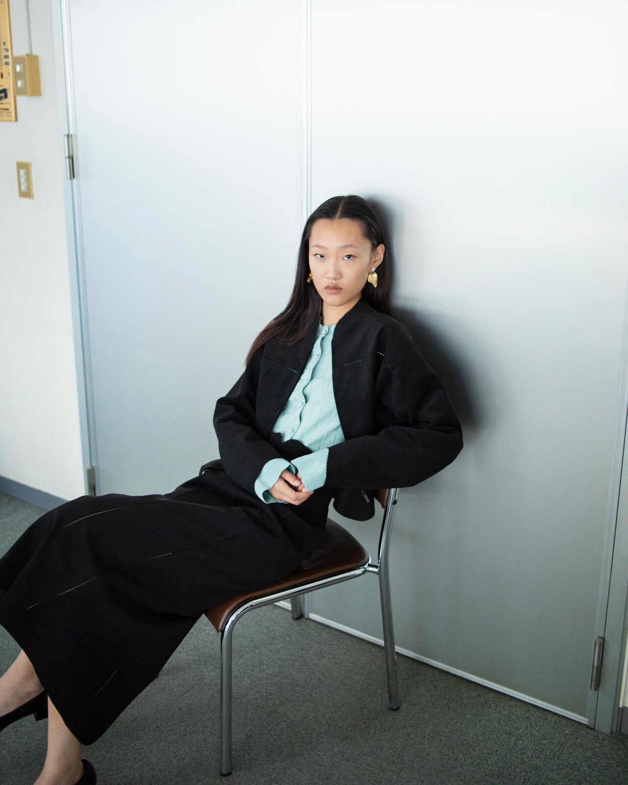 マメ クロゴウチ“優雅なステッチ装飾”レザー調ジャケット＆スカート、直営店限定で｜写真6