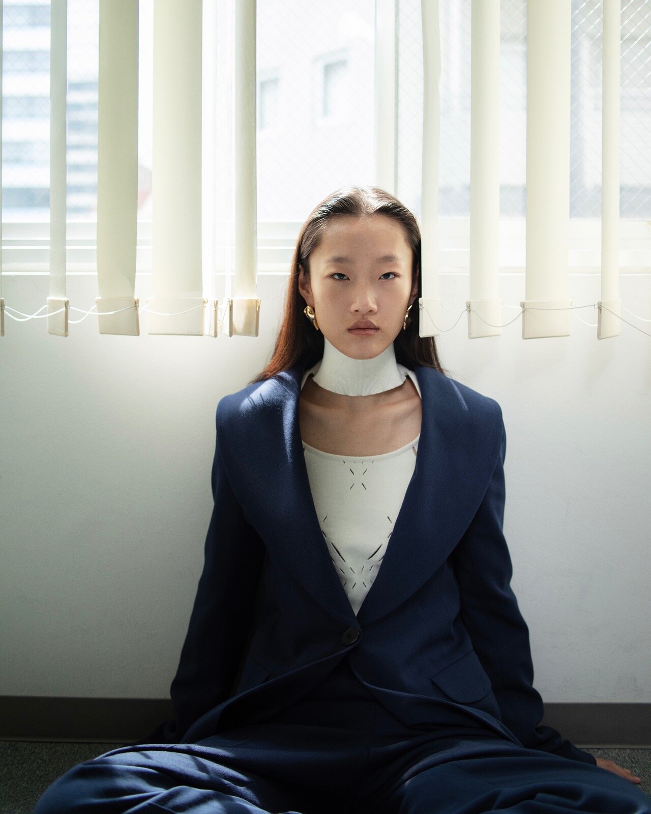 マメ クロゴウチ“優雅なステッチ装飾”レザー調ジャケット＆スカート、直営店限定で｜写真5