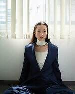 マメ クロゴウチ“優雅なステッチ装飾”レザー調ジャケット＆スカート、直営店限定で｜写真5