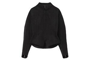 マメ クロゴウチ“優雅なステッチ装飾”レザー調ジャケット＆スカート、直営店限定で