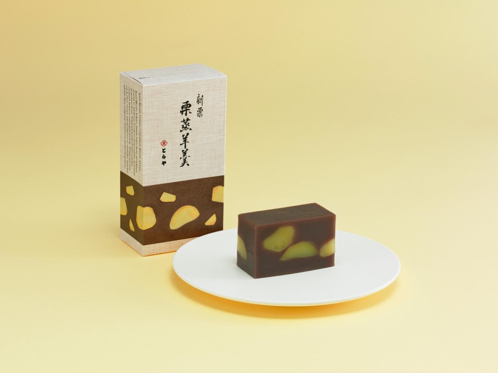 「栗蒸羊羹」中形 1本 2,700円／竹皮包 1本 5,400円 ※販売時期：2025年9月下旬～11月中旬 ※新栗の入荷状況により変動の可能性あり