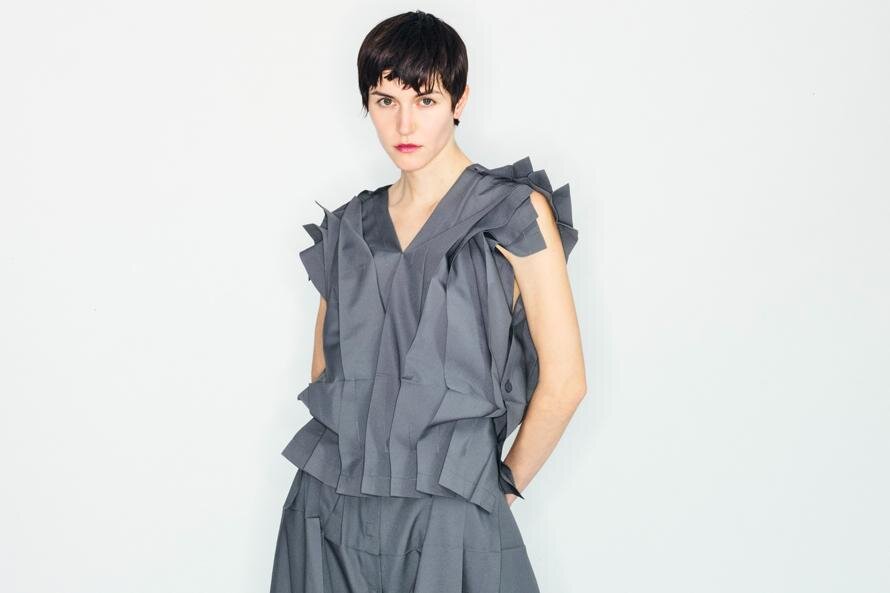 132 5. イッセイ ミヤケ“折りから生まれる”立体ワンピース＆ハンドバッグ