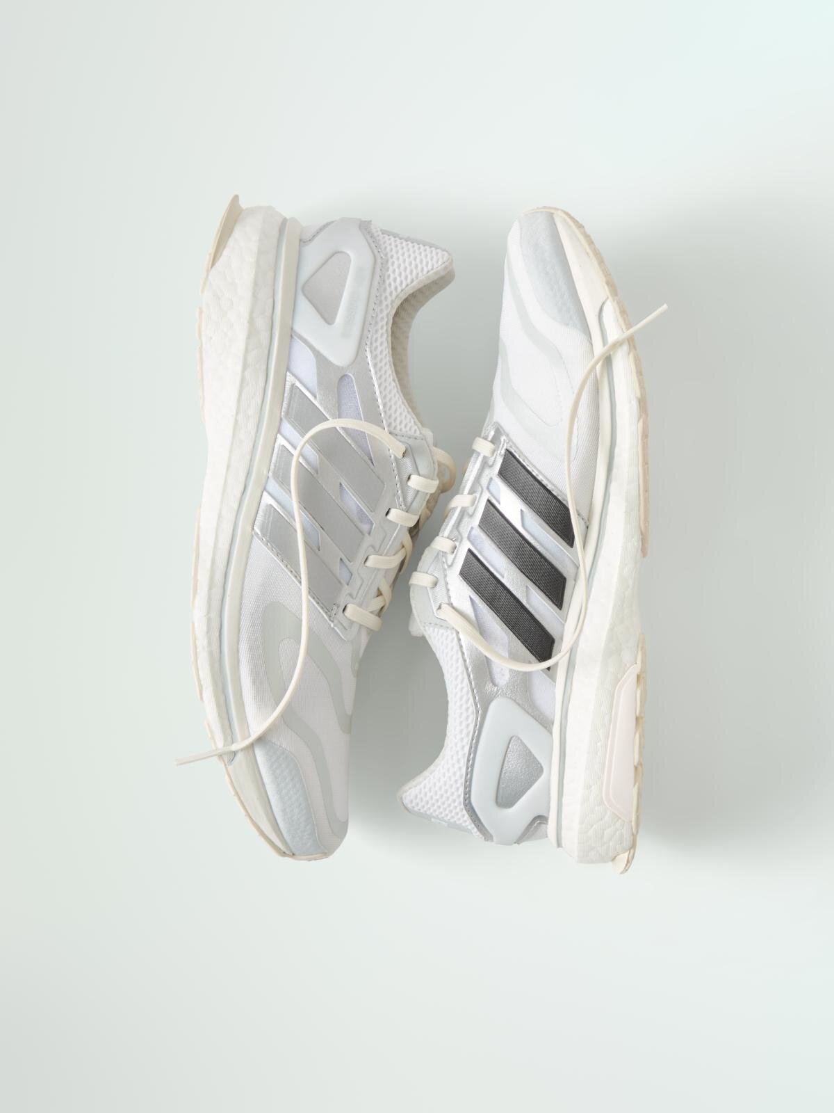 Kith×アディダス ランニングのスニーカー、クリーンアッパーに鮮やかレッドのライン入りなど全6種｜写真16