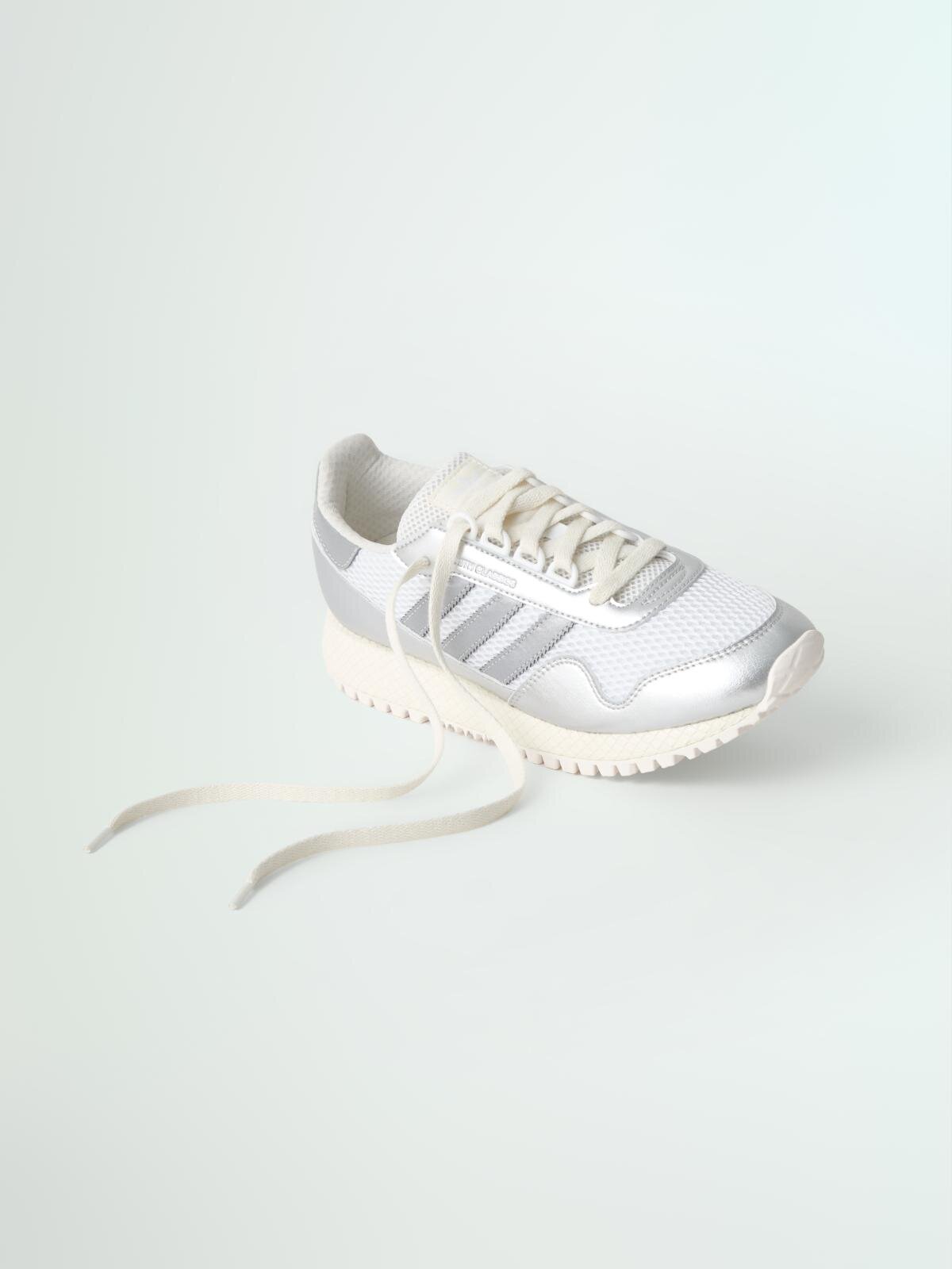 Kith×アディダス ランニングのスニーカー、クリーンアッパーに鮮やかレッドのライン入りなど全6種｜写真9