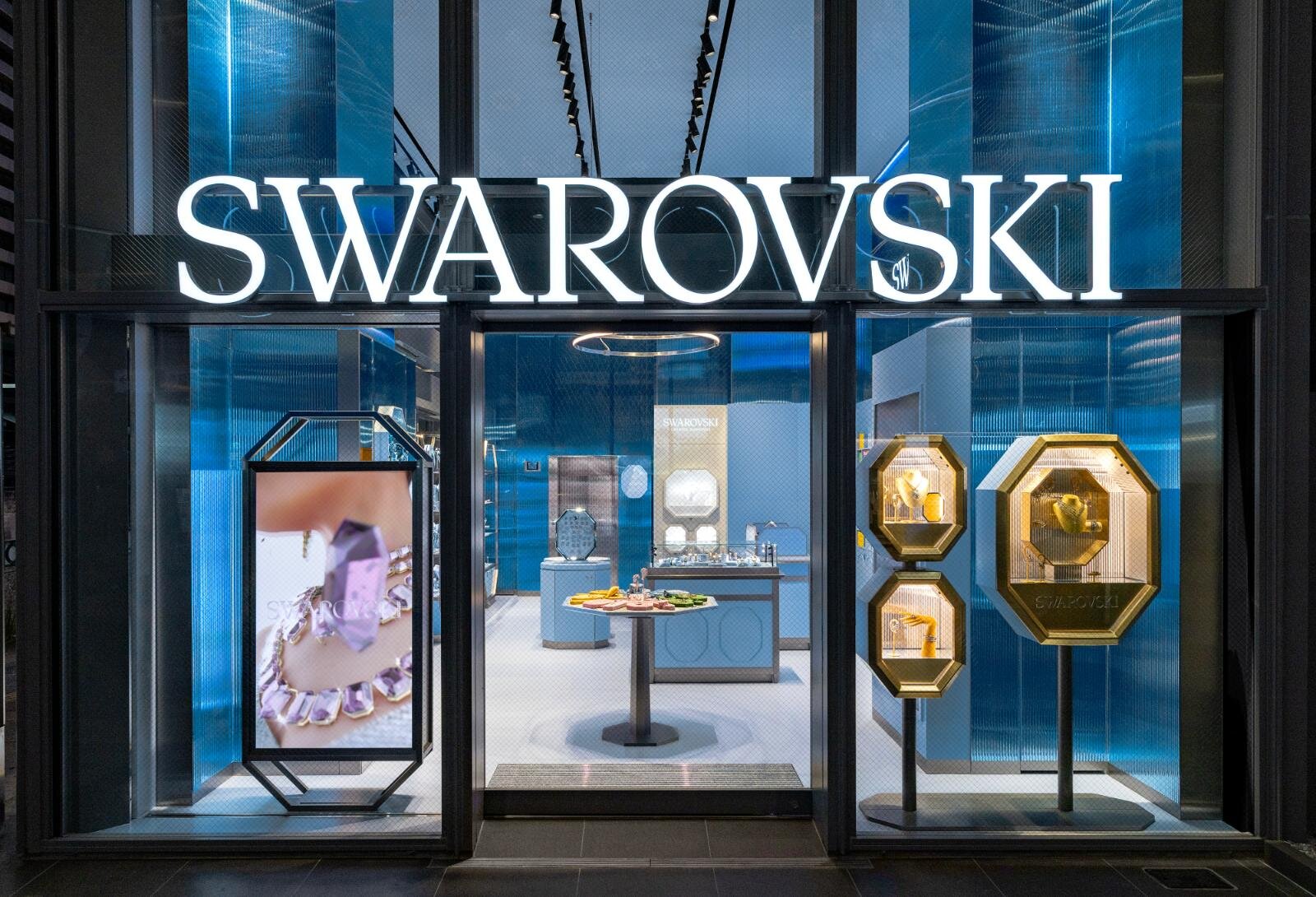スワロフスキー×ア ベイシング エイプ"クリスタル"輝くTシャツ、関西初旗艦店を大阪・心斎橋に｜写真9