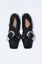 トーガ プルラ シュー25年秋冬、”ウエスタン調”メタルバックルのバレエシューズ＆メリージェーン｜写真2